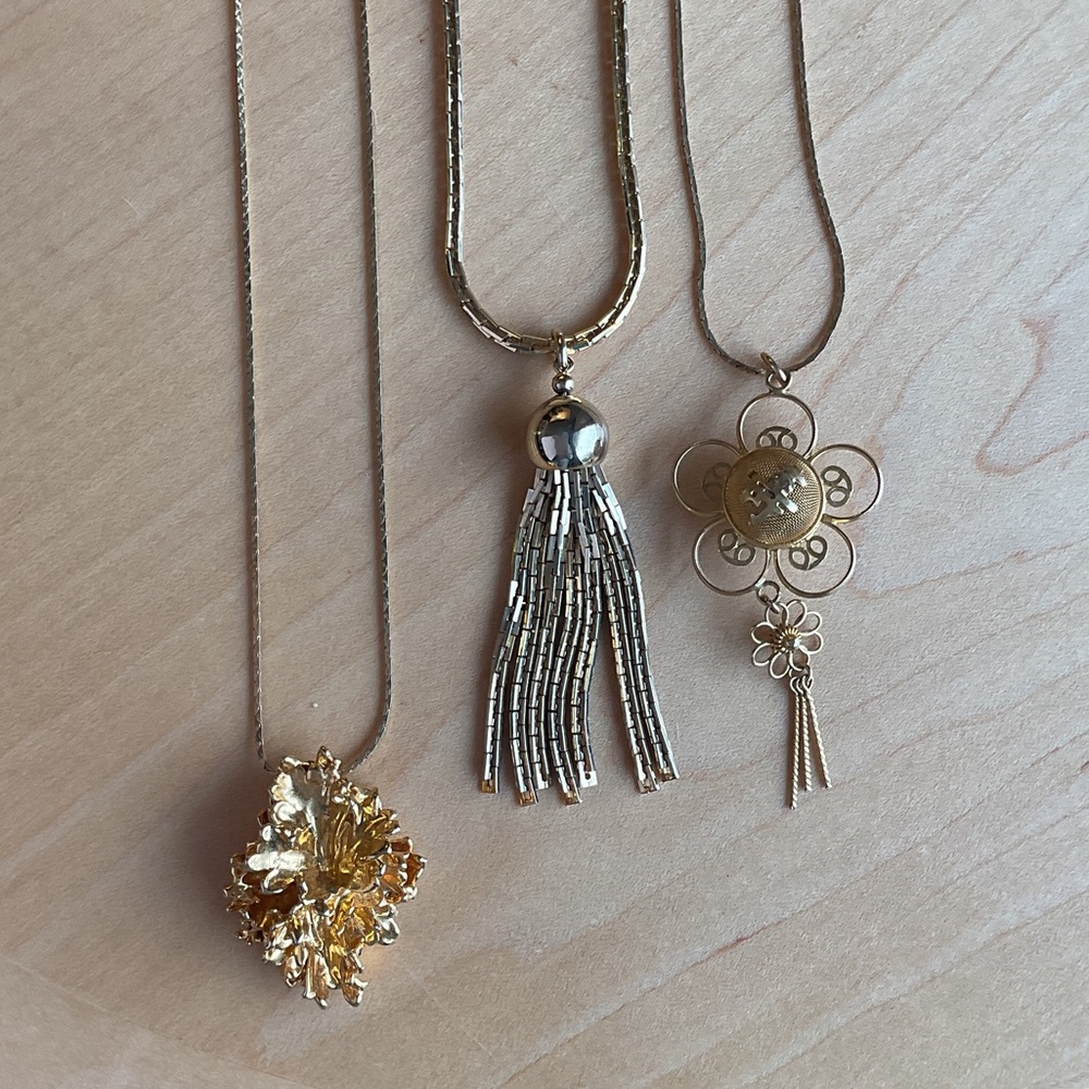 Vintage NECKLACES Sold In Lot